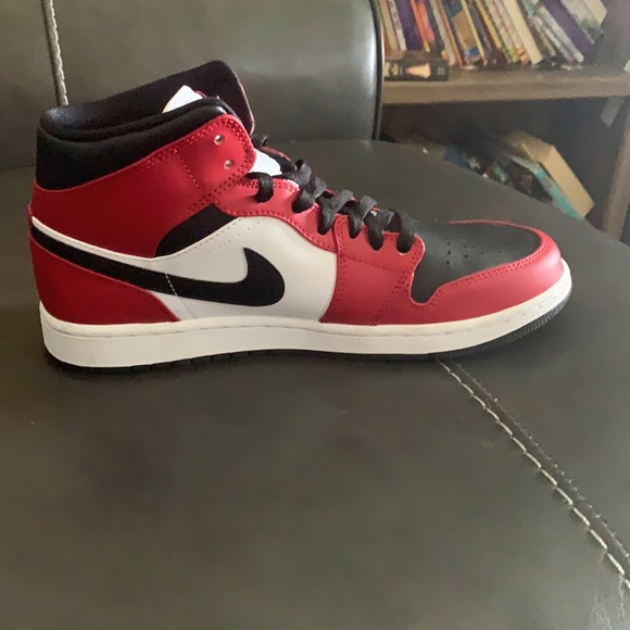 (Barley used ) Jordan 1 high Chicago /black toe - Picture 3 of 4